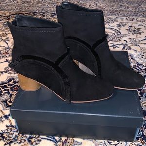 Bernardo Comfee black booties